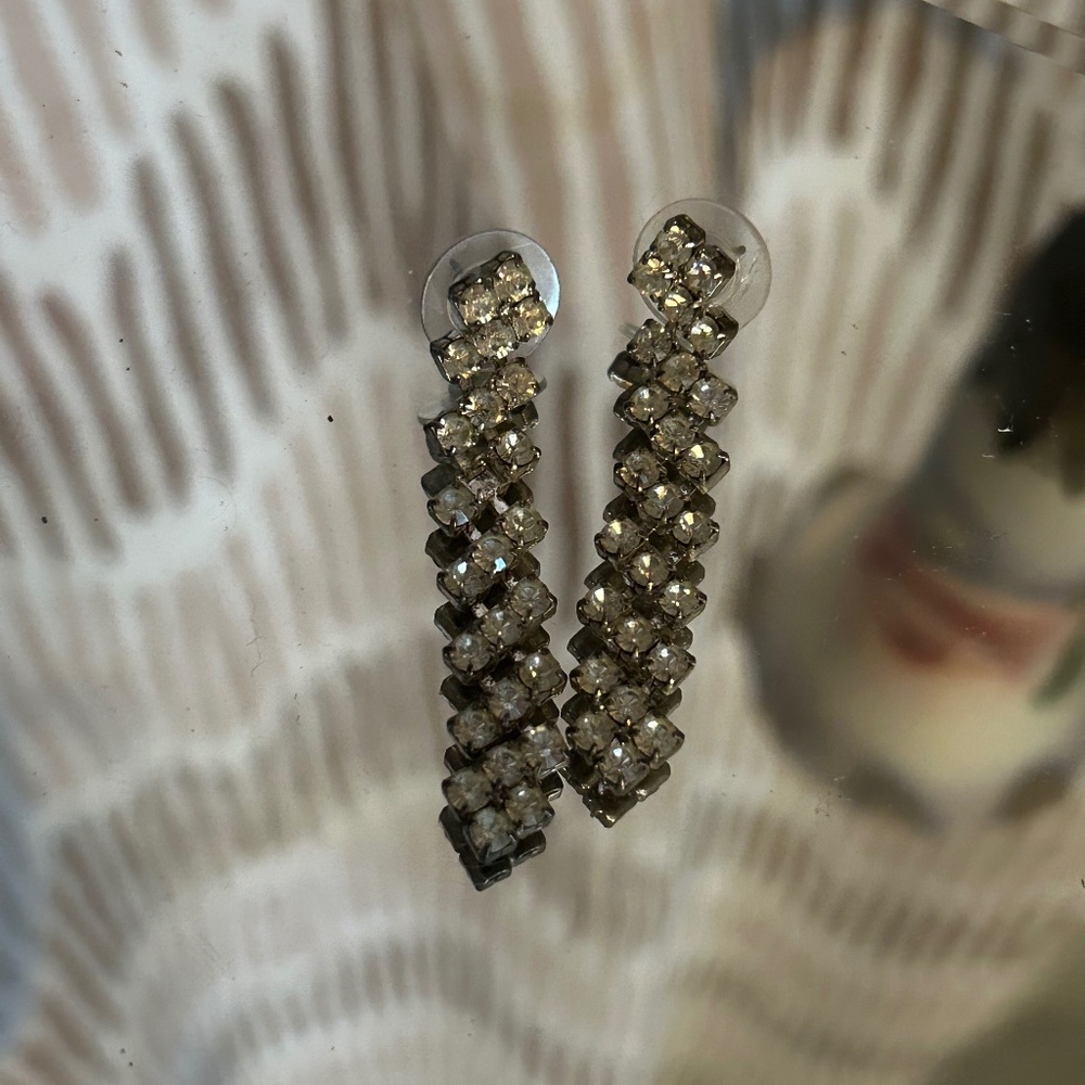 😉Bundle Days😉Vintage White Rhinestone Dangle Earrings For An Elegant Evening Out